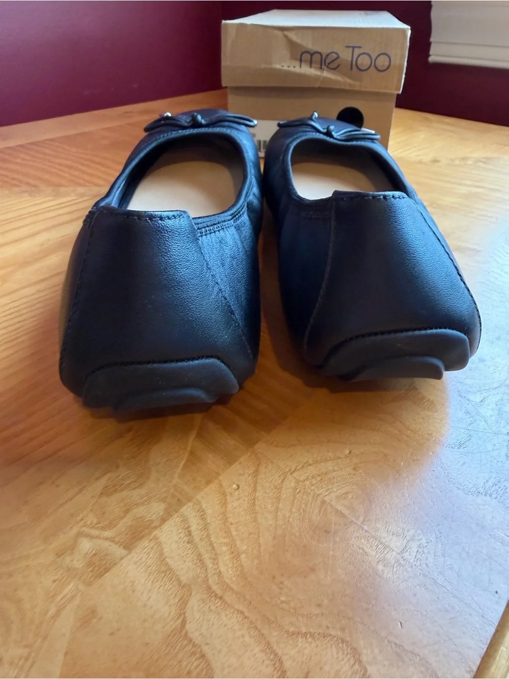 me too Black Round-Toe leather Ballet Flats with Bow Accent